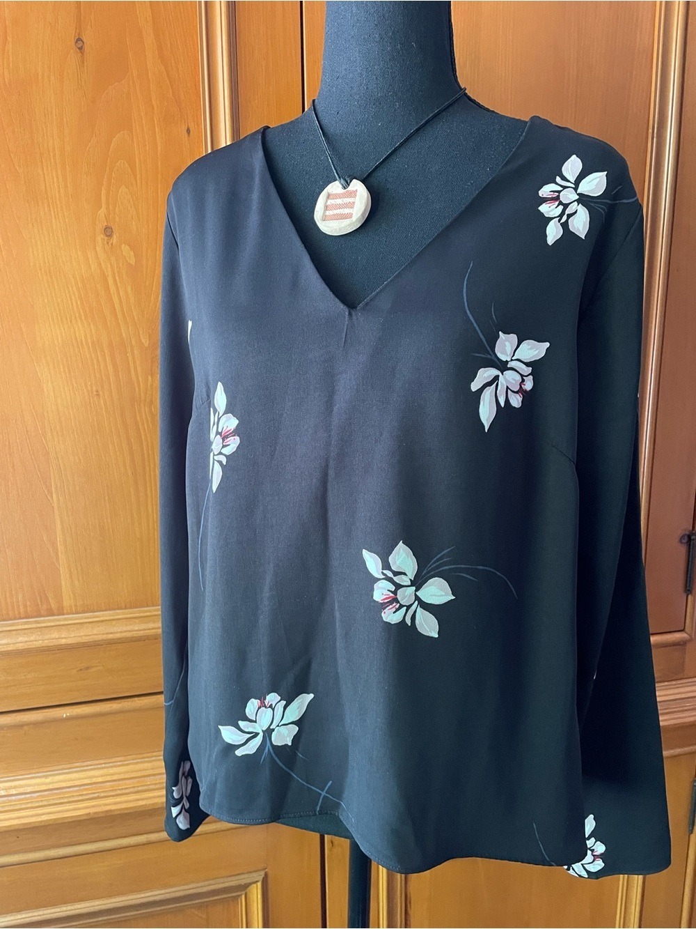 Dynamite Black Floral V-Neck Blouse Size Medium - Picture 2 of 11